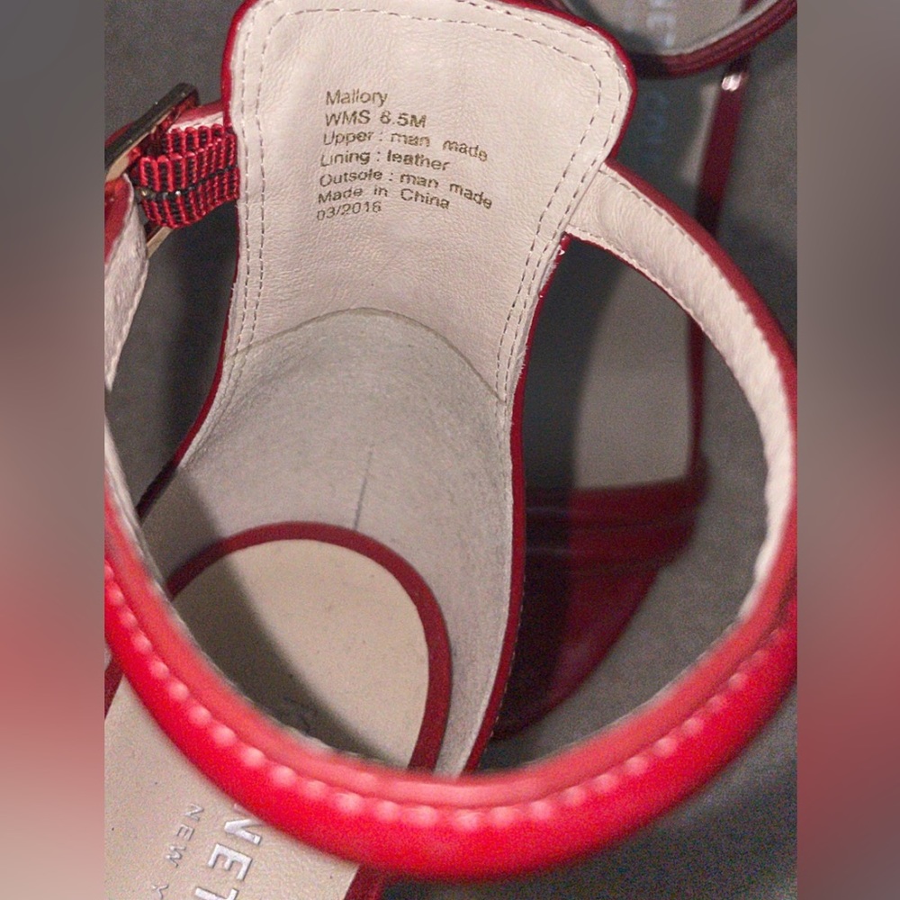 Red heels - Picture 3 of 5